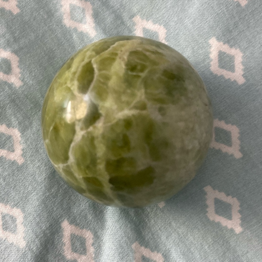Green Glusollar Crystal. NWOT Lots of banding with crystal inclusions.